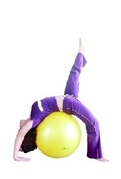 瑜伽球如何使用 瑜伽球操的功效与训练技巧