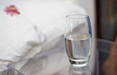 预防肾结石 睡前喝水更有效