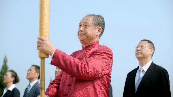 老板举香.jpg
