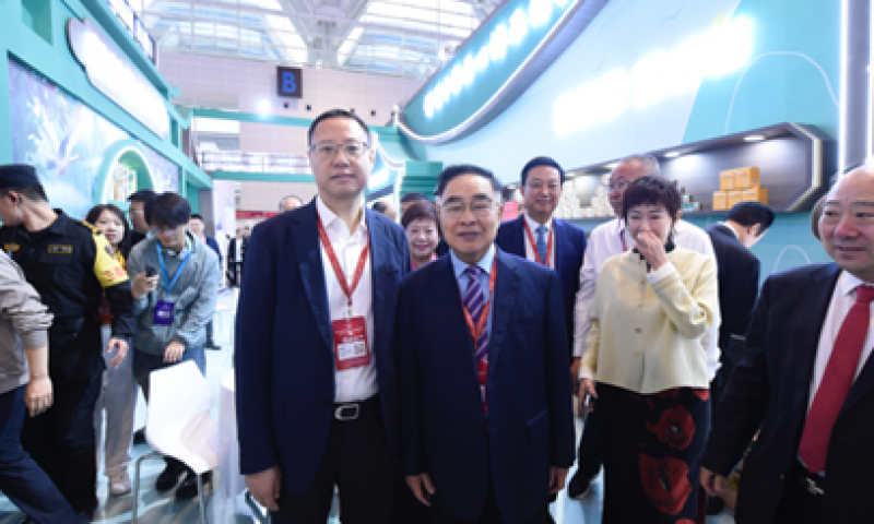第十一届中药材交流大会，张伯礼莅临仲景宛西制药展位参观指导