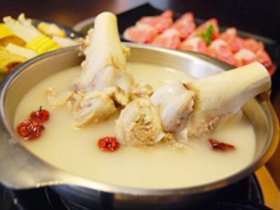 骨头的精华在汤里 肘子骨熬汤最补