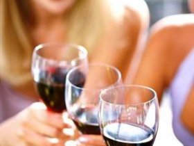 年末聚餐：饮酒要节制 不要过分信解酒药