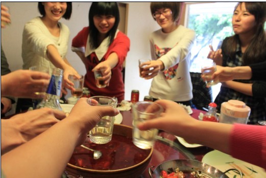 仲景提醒：春节聚餐，喝酒时别忘多吃饭