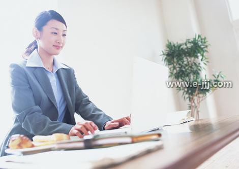 整洁的办公桌会提高工作效率