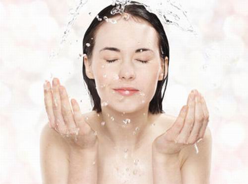冬天频繁洗脸去角质可致皮肤干痒