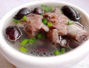 早生华发的朋友看过来：黑豆排骨汤 