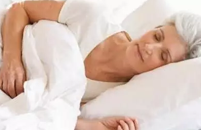 老人夏季午睡五大不宜，咋睡才最养生？