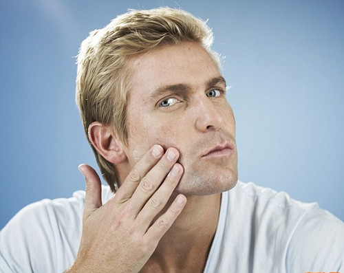 男性夜间该如何护肤？